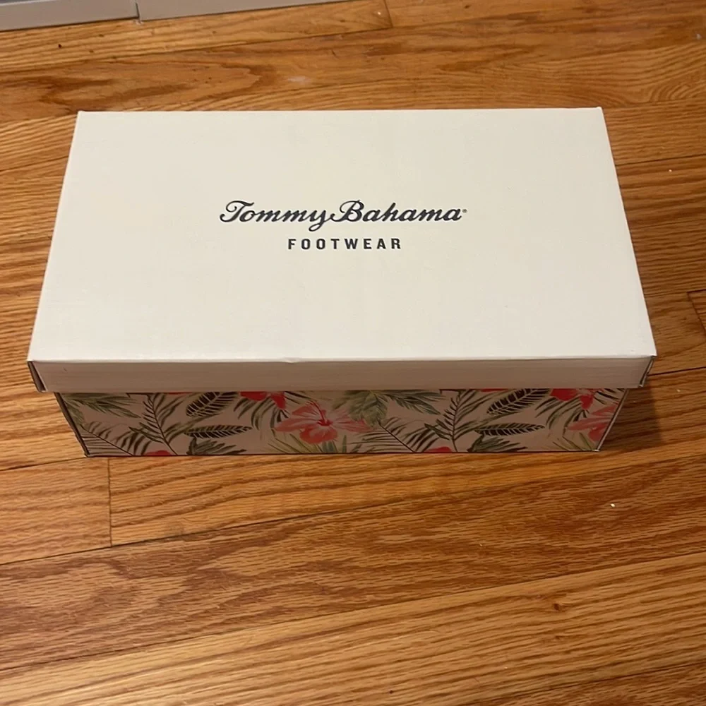 Tommy Bahama Woman’s Memory Foam Sneakers NWT & New in Box - Picture 3 of 4